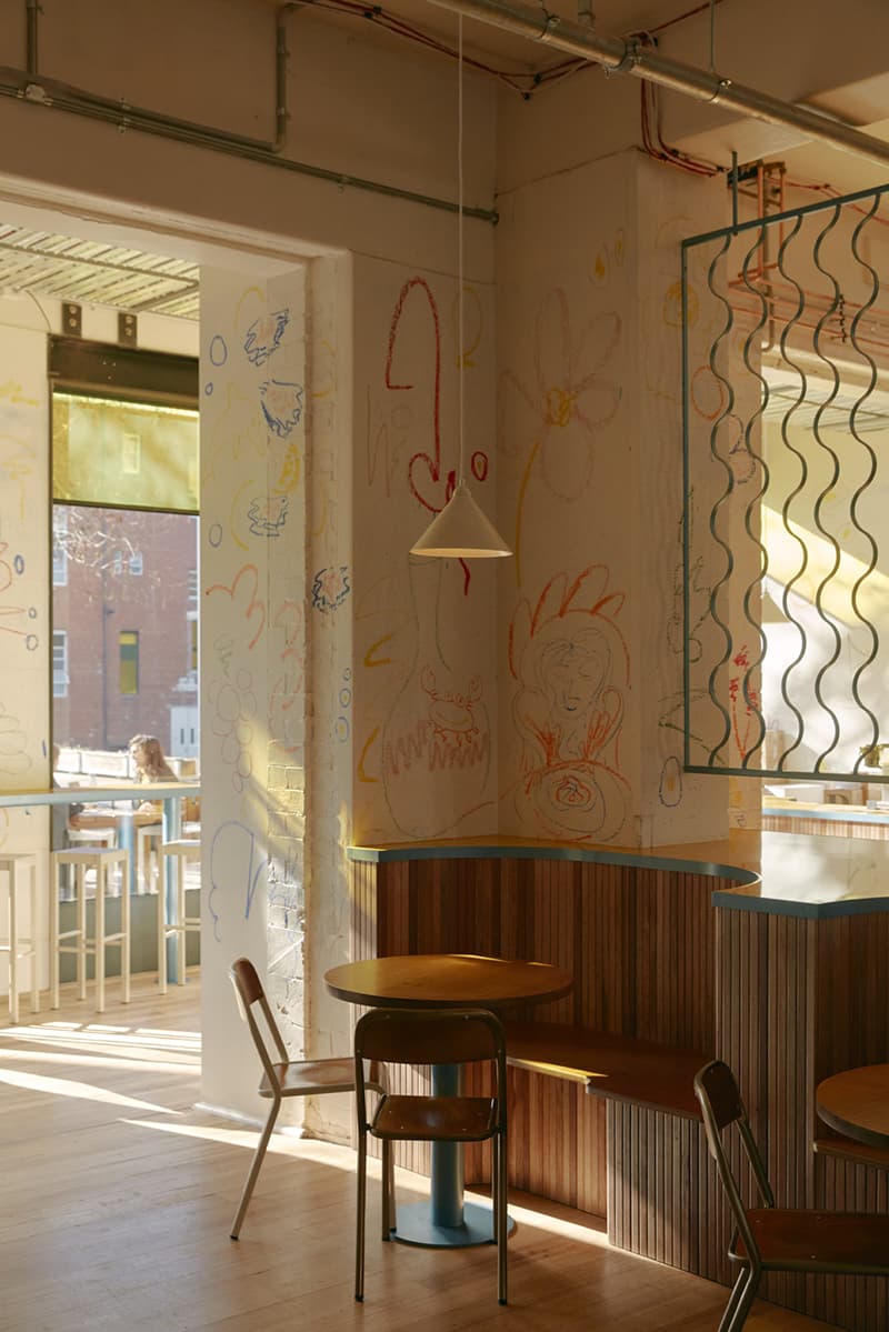 Эстетика ретро и детские рисунки в интерьере офиса радиостанции – проект Питера Фредерика Коула