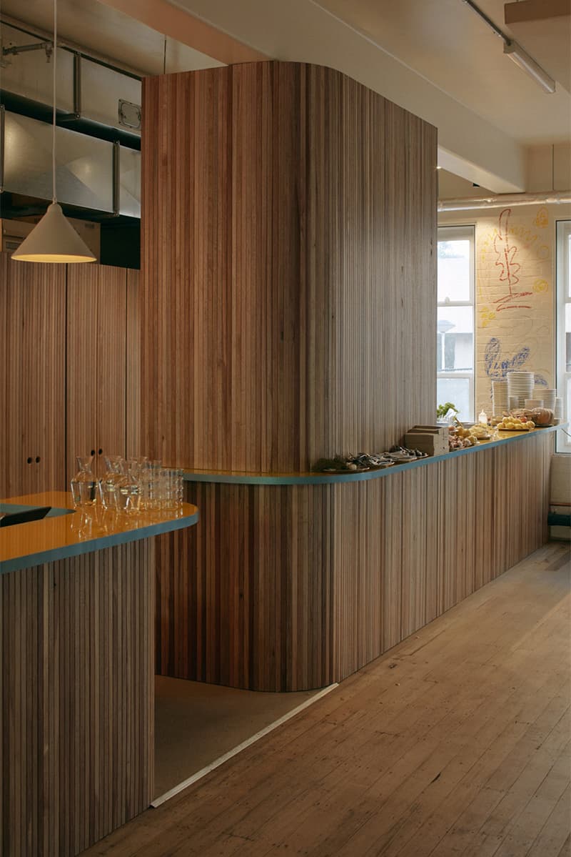 Эстетика ретро и детские рисунки в интерьере офиса радиостанции – проект Питера Фредерика Коула