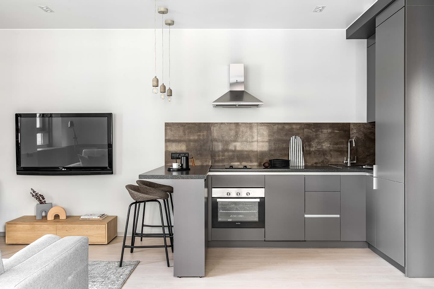 Практичный интерьер квартиры под сдачу в современном стиле – проект LIVET Architects