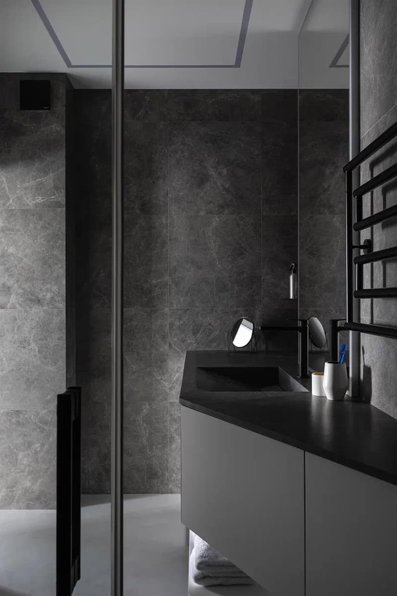 Глубокие серо-синие оттенки в интерьере квартиры для холостяка – проект студии IQHouse