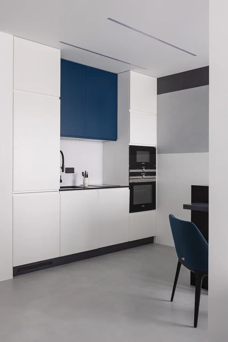 Глубокие серо-синие оттенки в интерьере квартиры для холостяка – проект студии IQHouse