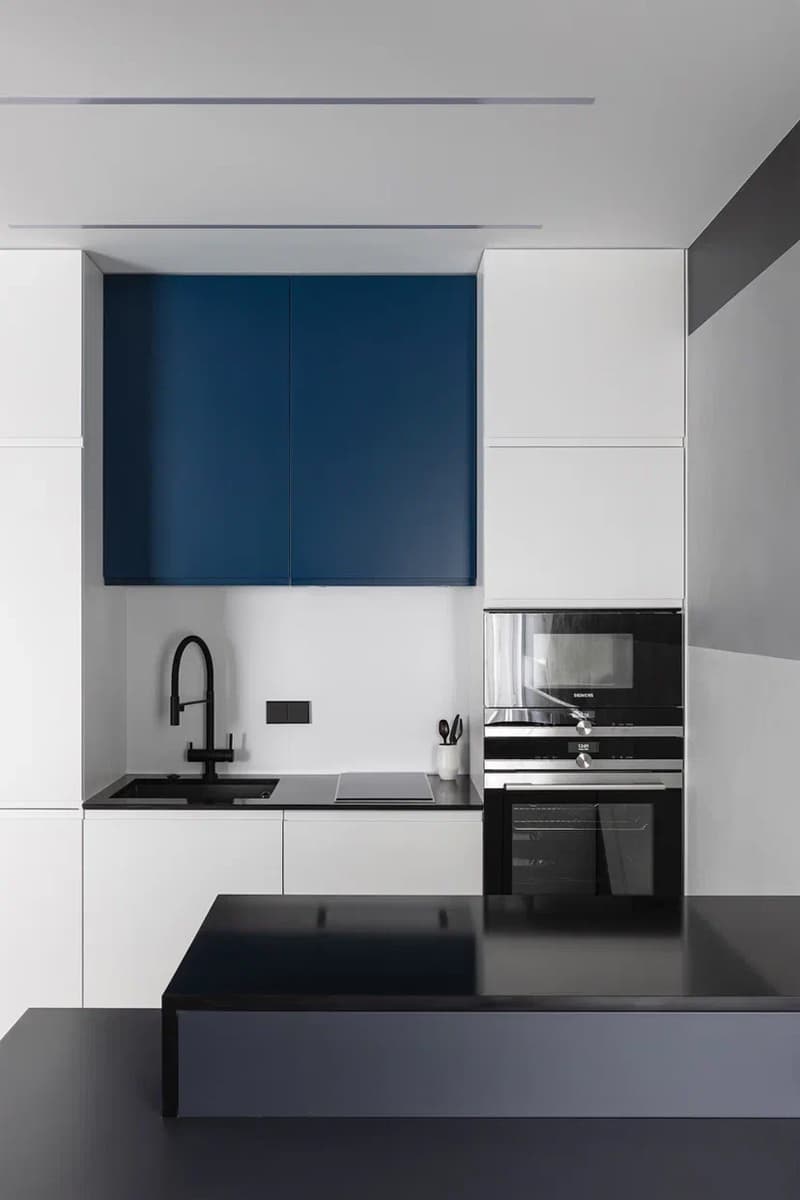 Глубокие серо-синие оттенки в интерьере квартиры для холостяка – проект студии IQHouse