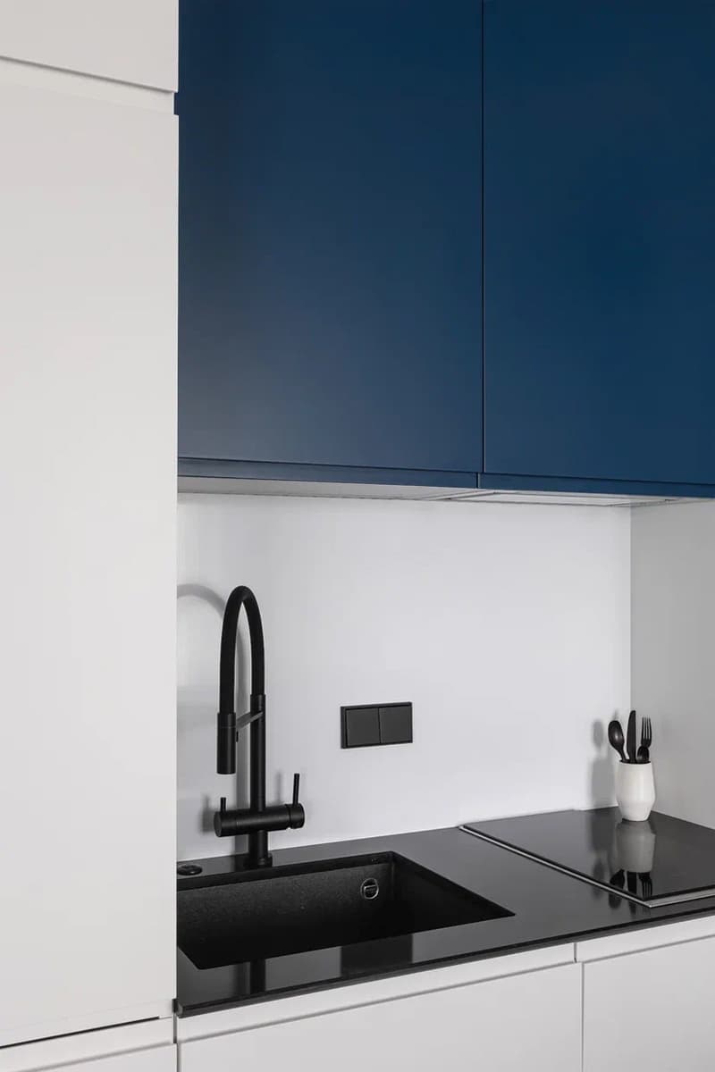 Глубокие серо-синие оттенки в интерьере квартиры для холостяка – проект студии IQHouse