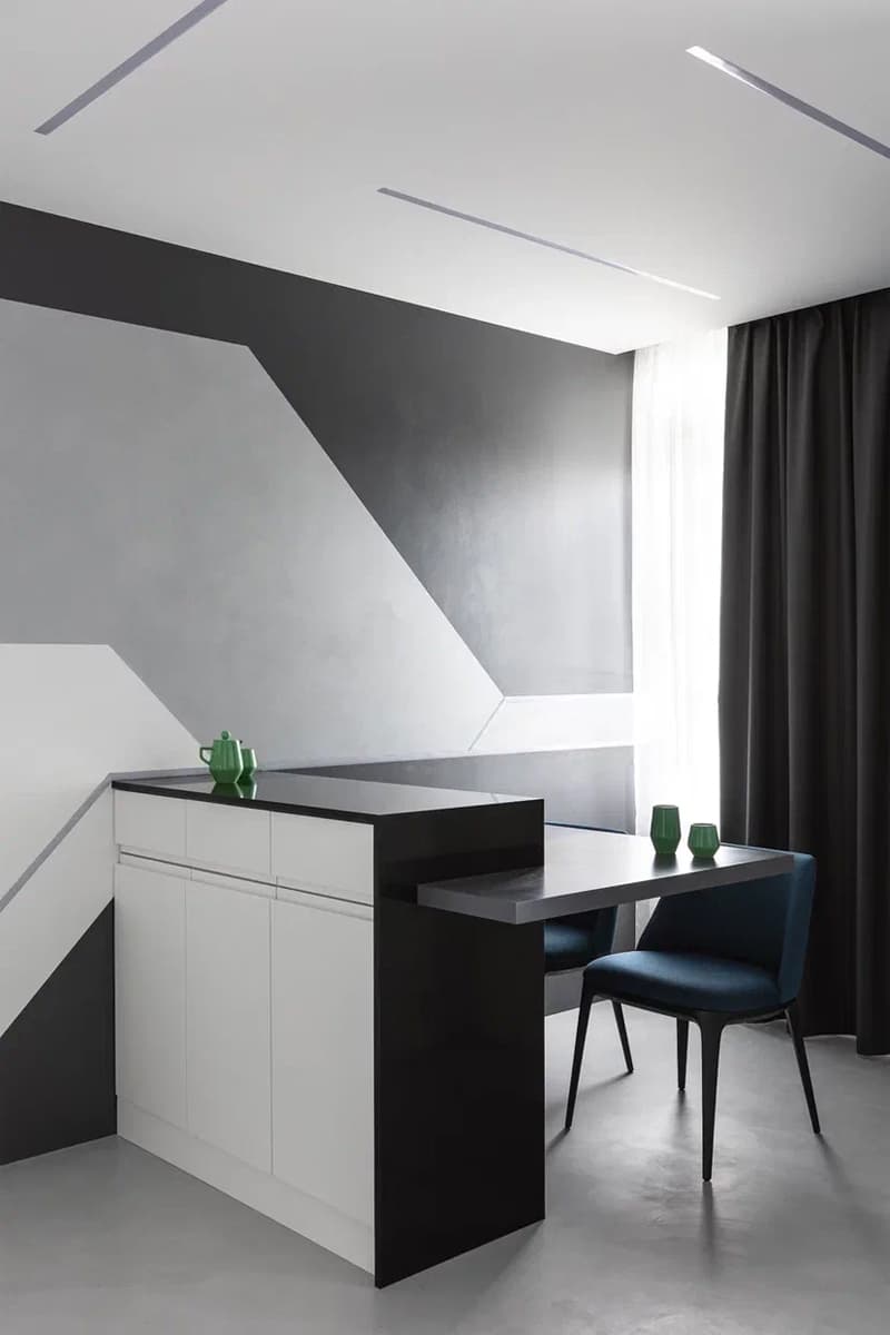 Глубокие серо-синие оттенки в интерьере квартиры для холостяка – проект студии IQHouse