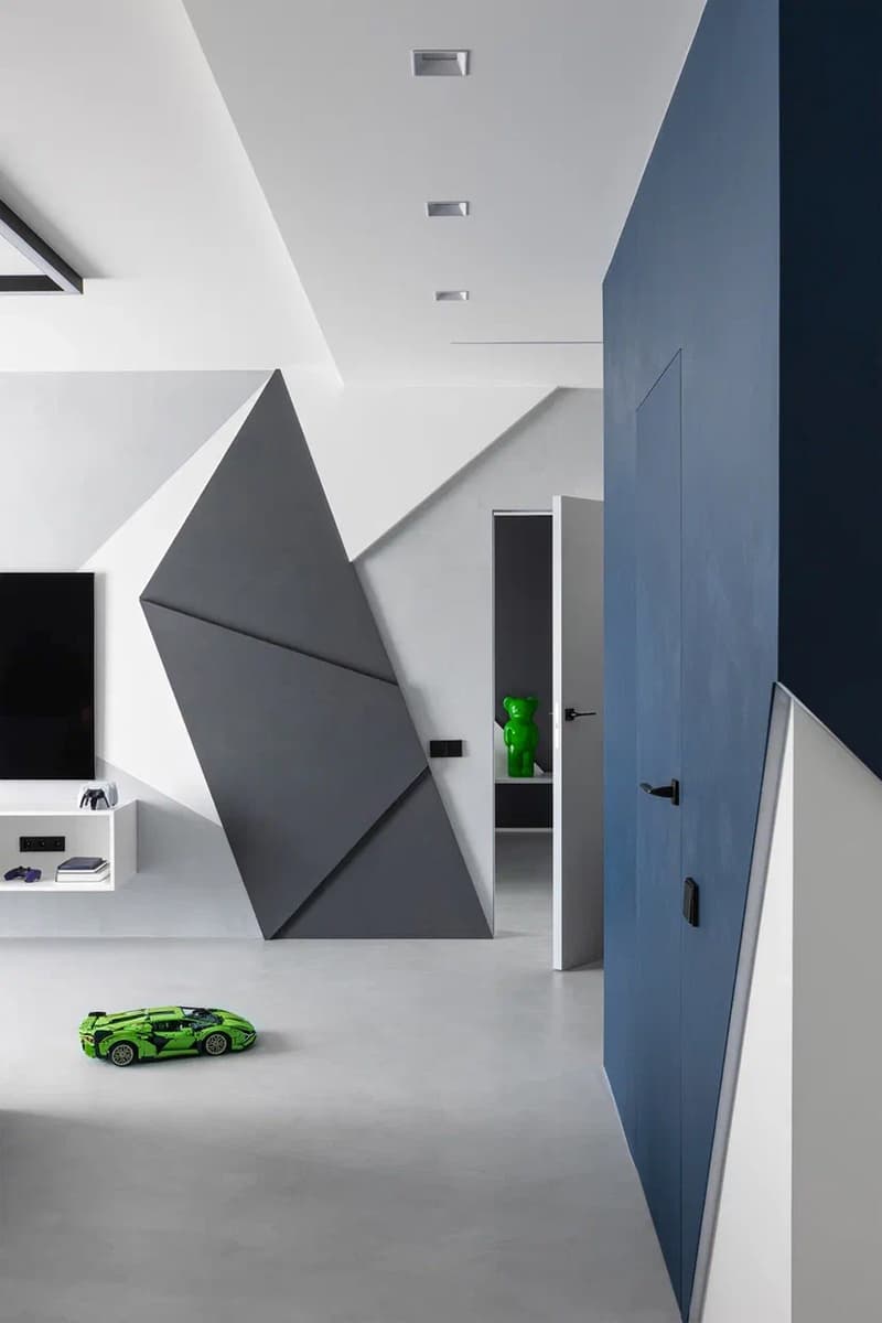 Глубокие серо-синие оттенки в интерьере квартиры для холостяка – проект студии IQHouse