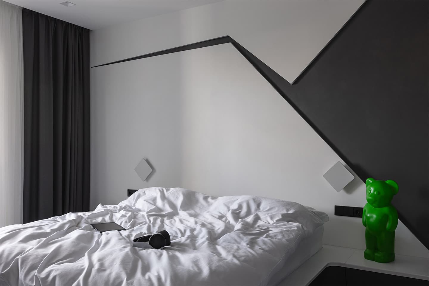 Глубокие серо-синие оттенки в интерьере квартиры для холостяка – проект студии IQHouse