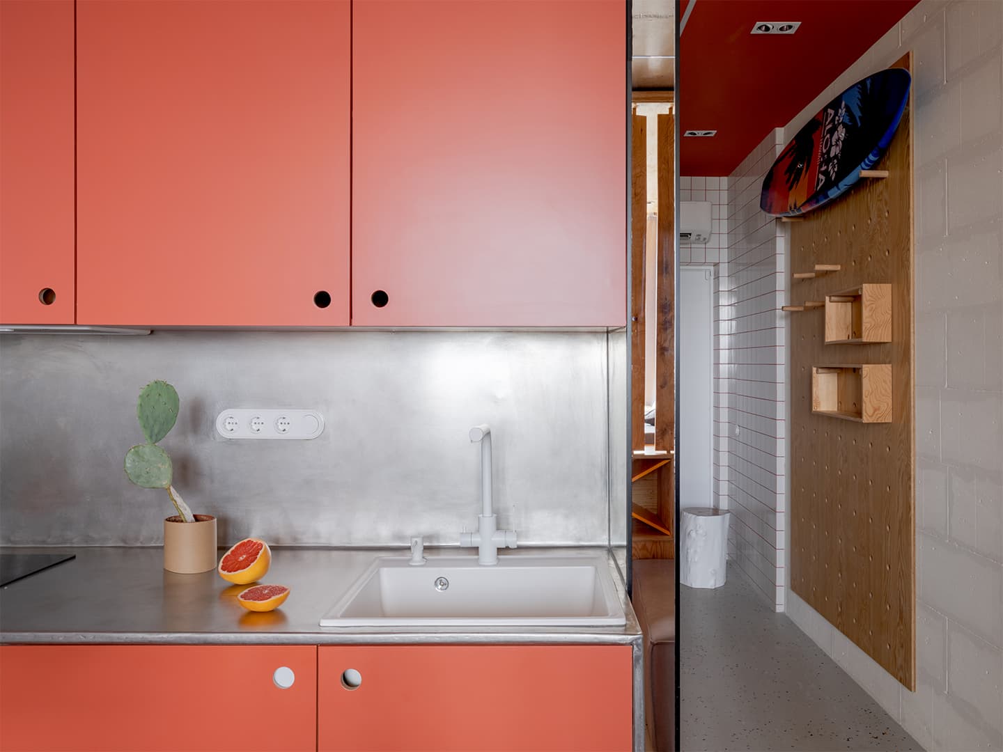 Молодежный интерьер апартаментов для сдачи в аренду — проект Юрия Луценко