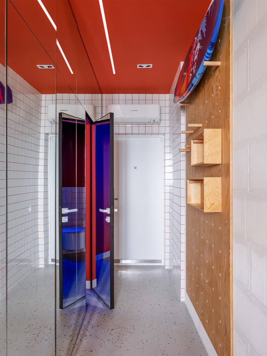 Молодежный интерьер апартаментов для сдачи в аренду — проект Юрия Луценко