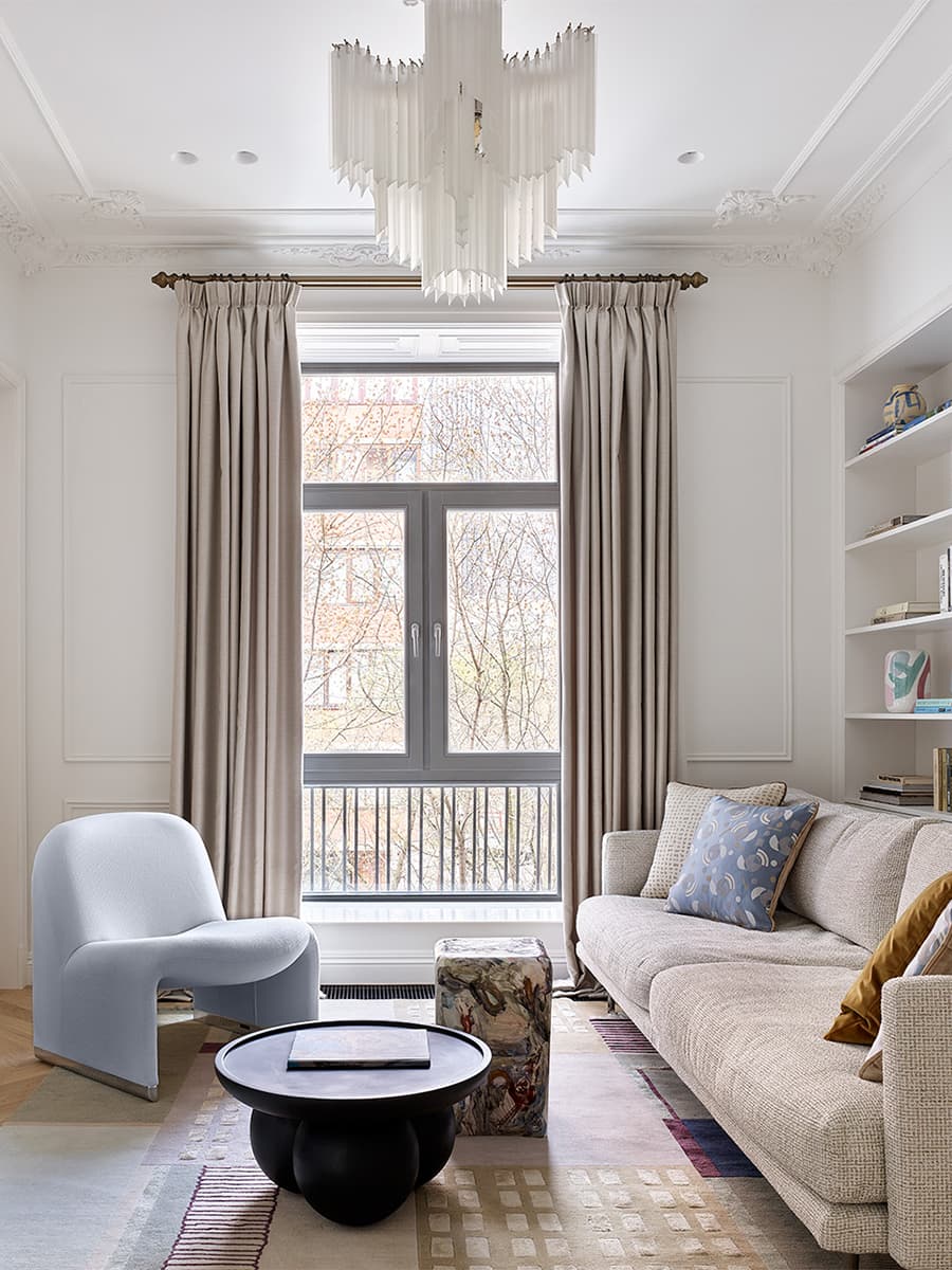 Квартира в клубном доме с молдингами, лепниной и декоративным камином – проект Elements Design Studio
