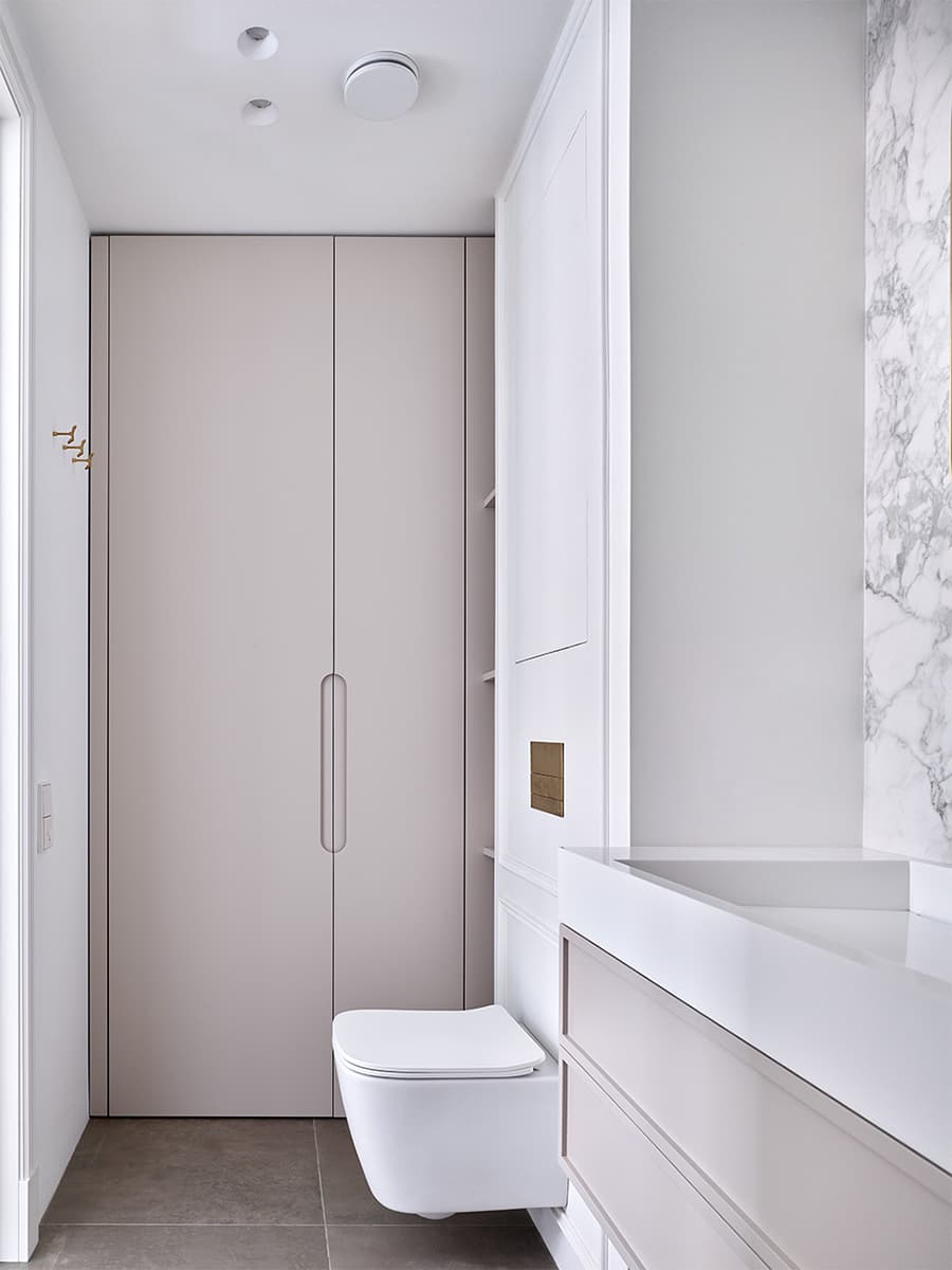 Квартира в клубном доме с молдингами, лепниной и декоративным камином – проект Elements Design Studio