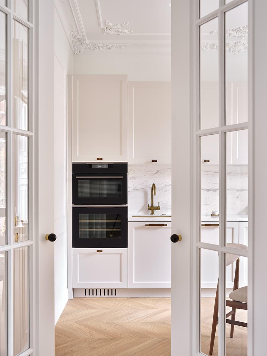 Квартира в клубном доме с молдингами, лепниной и декоративным камином – проект Elements Design Studio