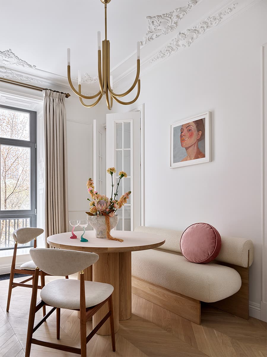 Квартира в клубном доме с молдингами, лепниной и декоративным камином – проект Elements Design Studio