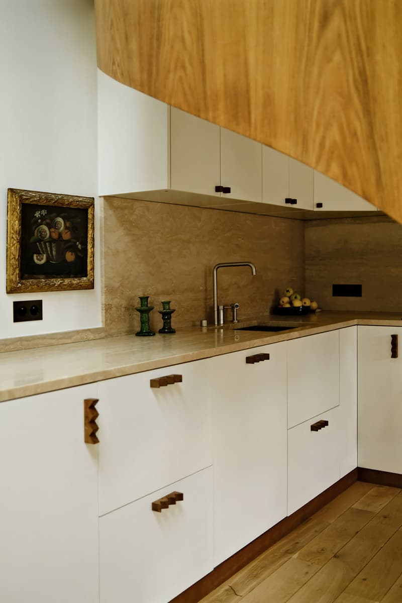 Драматичные акценты и модернистские отсылки в интерьере парижской квартиры – проект студии Hauvette & Madani