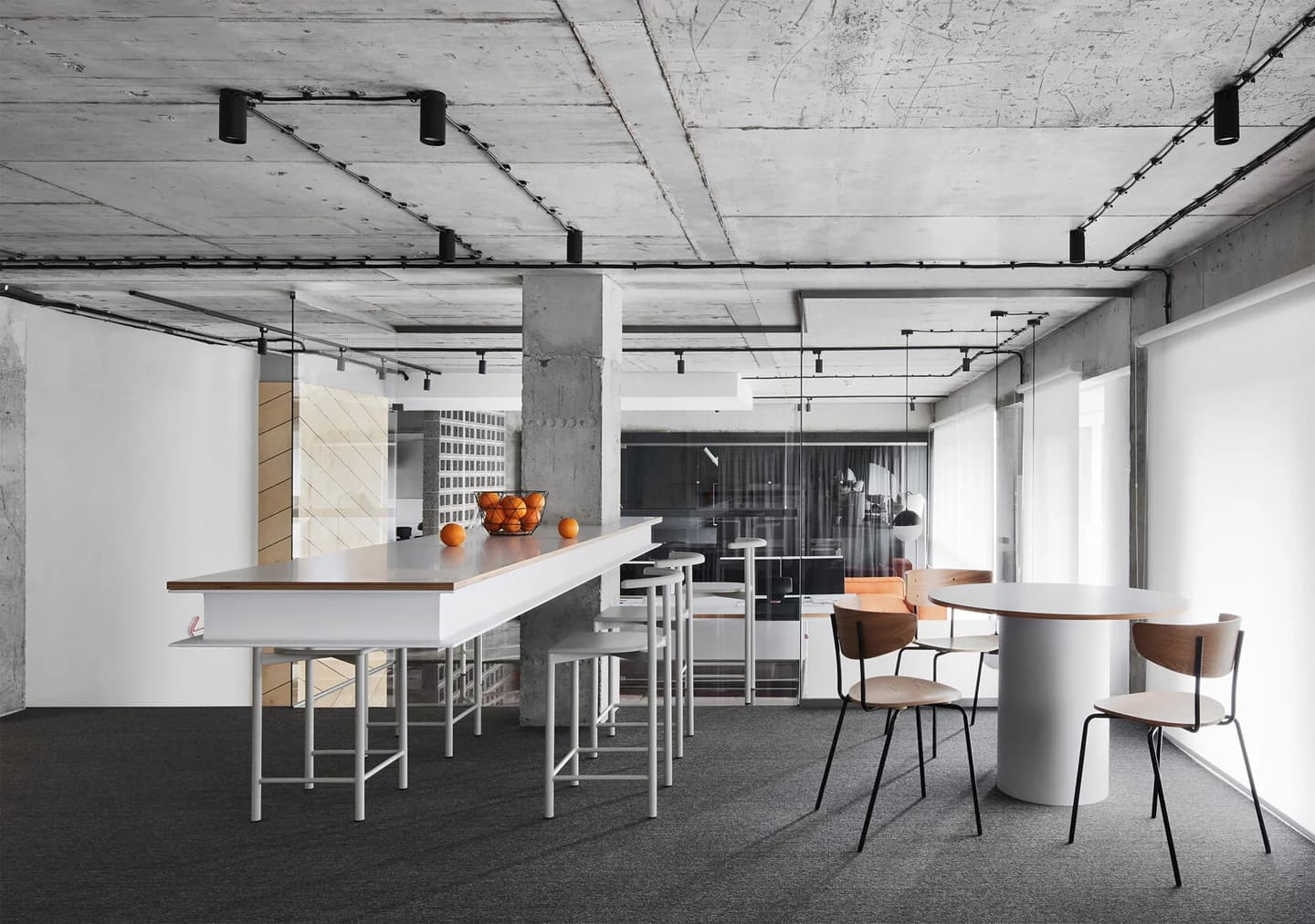 Индустриальные мотивы и умное зонирование в интерьере офиса IT-компании – проект LINE DESIGN STUDIO