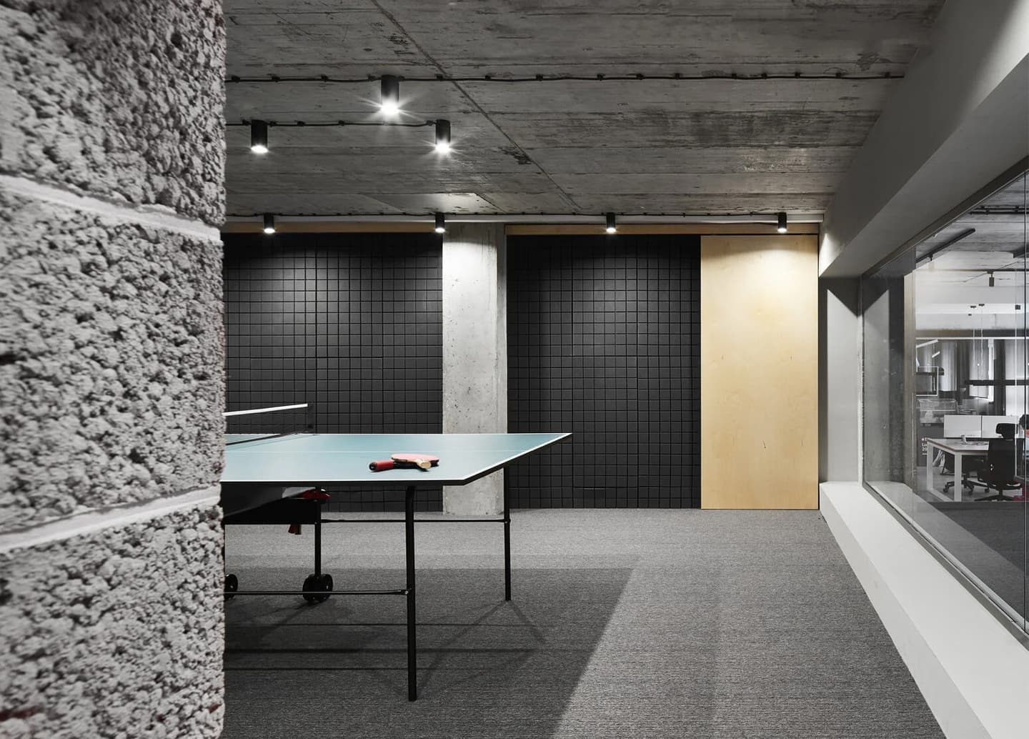 Индустриальные мотивы и умное зонирование в интерьере офиса IT-компании – проект LINE DESIGN STUDIO