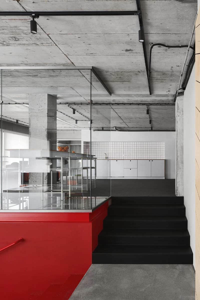 Индустриальные мотивы и умное зонирование в интерьере офиса IT-компании – проект LINE DESIGN STUDIO