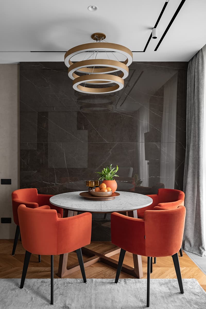Оранжевые акценты и многообразие фактур в интерьере московской квартиры – проект Виктории Веселовой