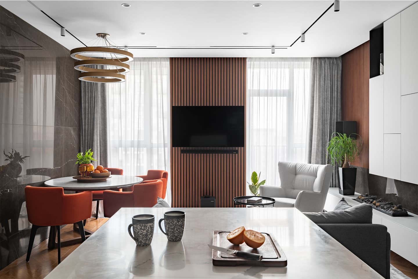 Оранжевые акценты и многообразие фактур в интерьере московской квартиры – проект Виктории Веселовой