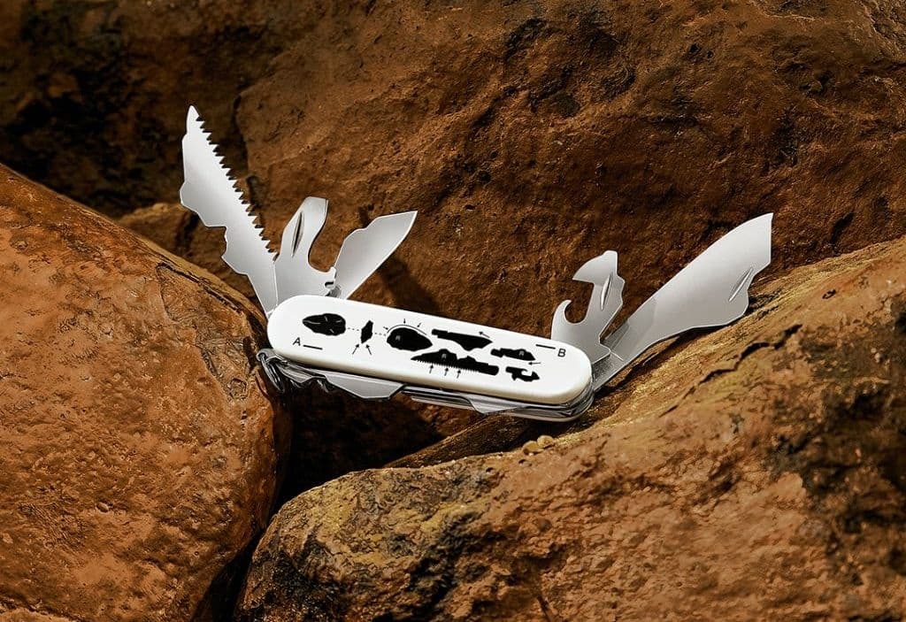 Off-White и Victorinox выпустили швейцарский нож Off-White и Victorinox выпустили швейцарский нож