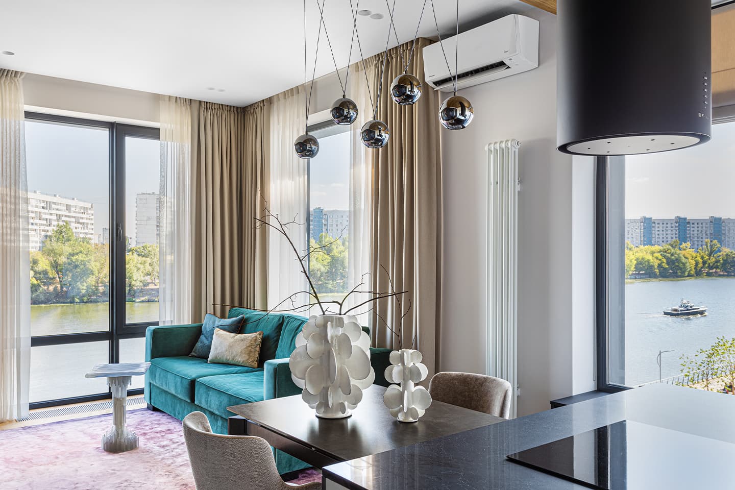 Функциональный интерьер квартиры с панорамным видом на реку – проект ELF Interior