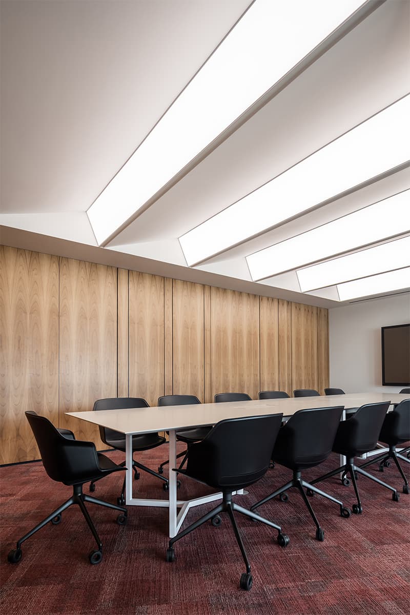 Свежая красно-зеленая палитра в интерьере офиса строительной компании – проект бюро T+T Architects