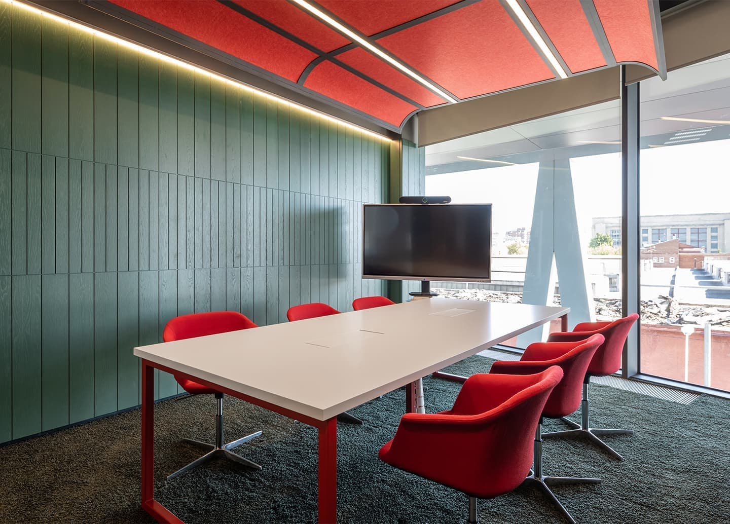 Свежая красно-зеленая палитра в интерьере офиса строительной компании – проект бюро T+T Architects
