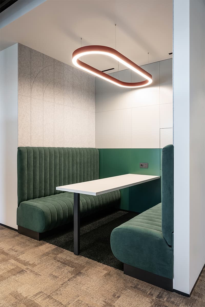 Свежая красно-зеленая палитра в интерьере офиса строительной компании – проект бюро T+T Architects