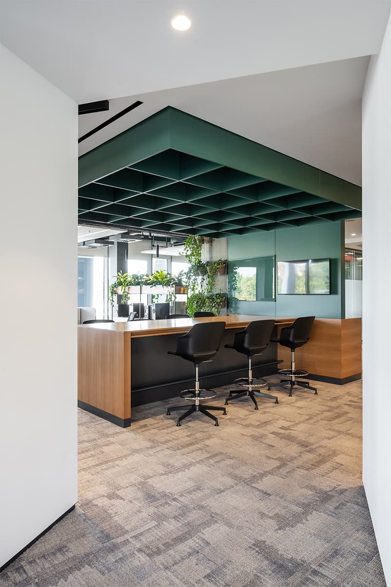 Свежая красно-зеленая палитра в интерьере офиса строительной компании – проект бюро T+T Architects