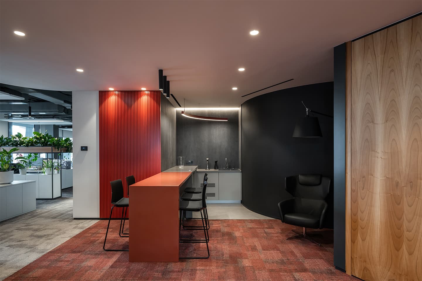 Свежая красно-зеленая палитра в интерьере офиса строительной компании – проект бюро T+T Architects