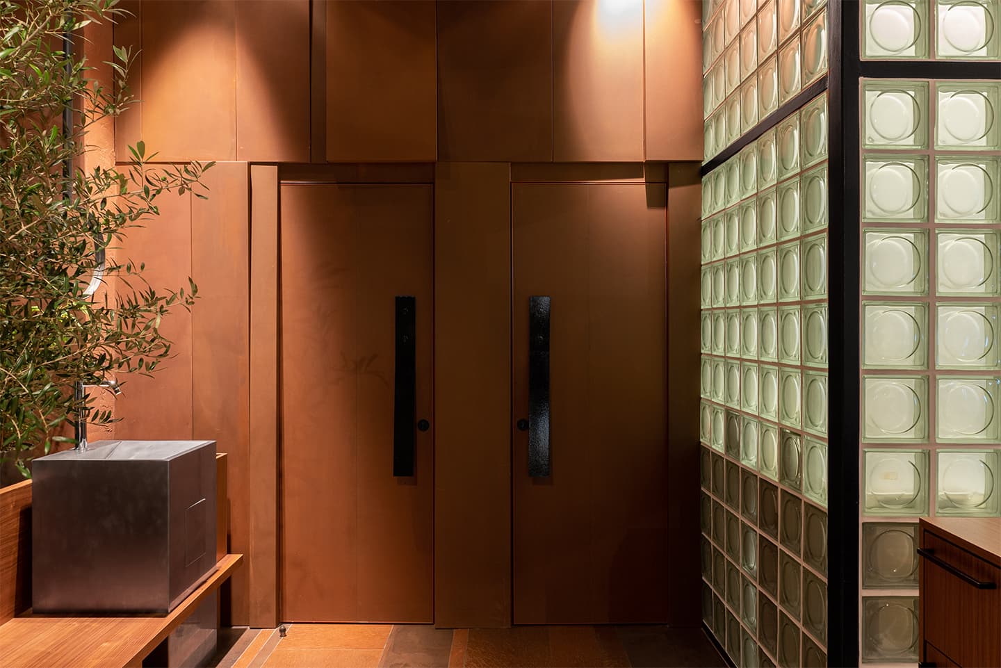 «Эффект бабочки» и терракотовая палитра в интерьере паназиатского бистро – проект KIDZ Design Studio