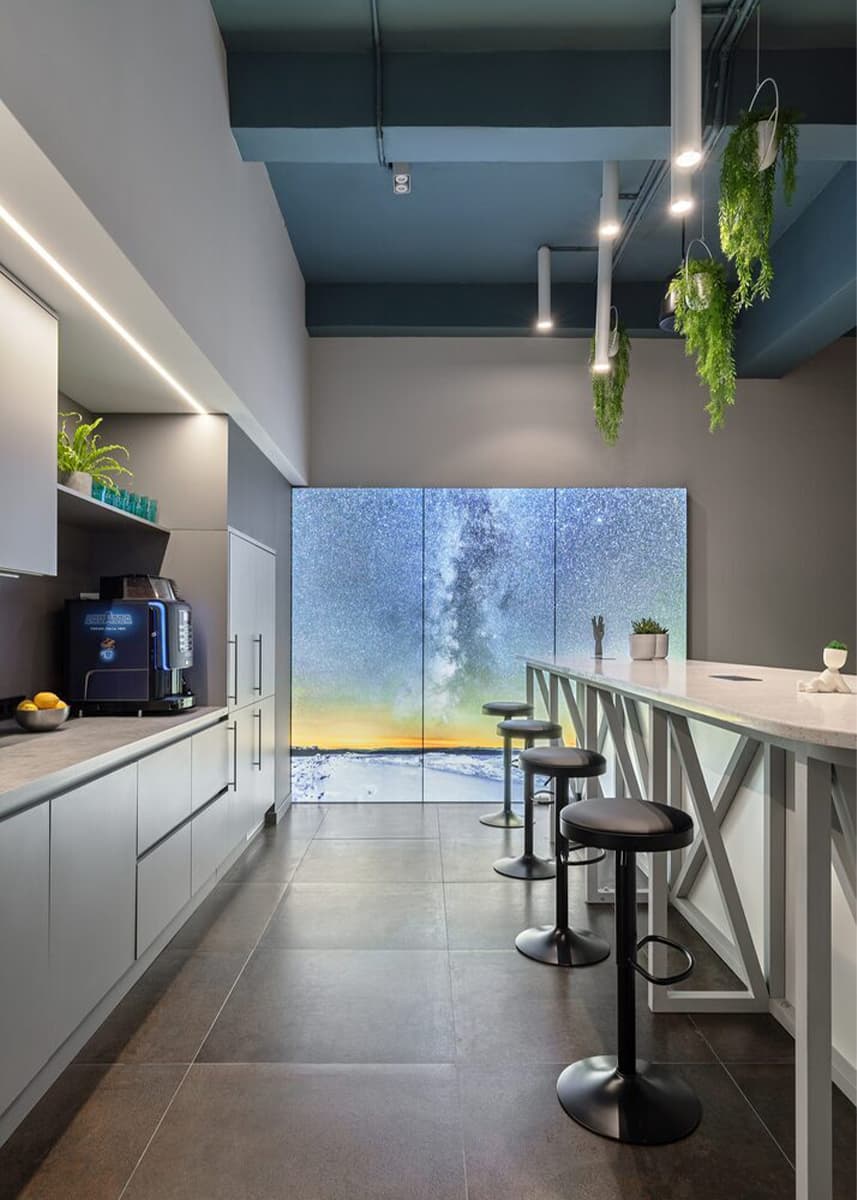 Футуристичные сюжеты и гибкая планировка в интерьере офиса – проект ENTER-ra Design Studio