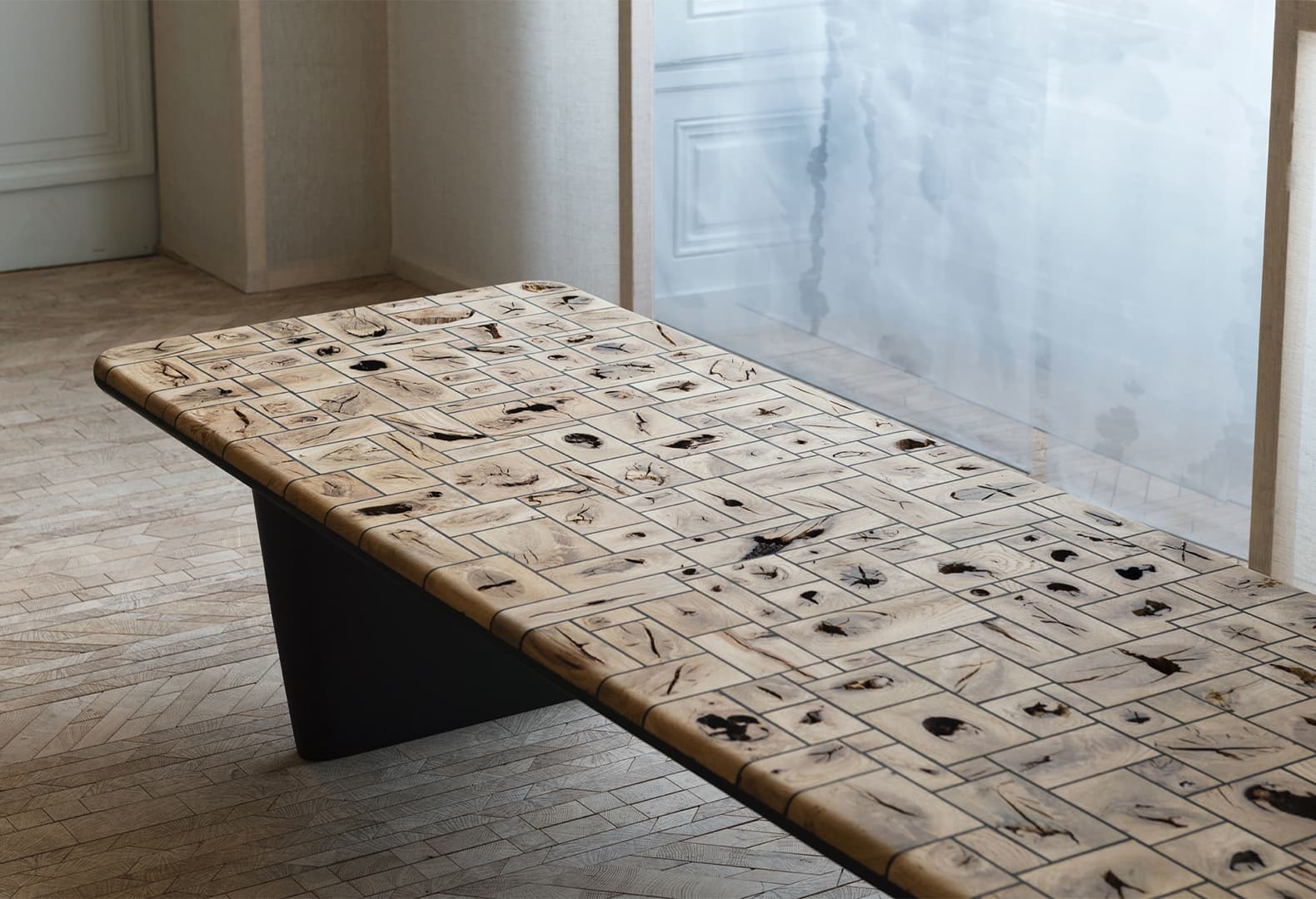 Рафаэль Наво: Стол Wood Eyes, 2017. Фото: AD interiors, Vincent Leroux