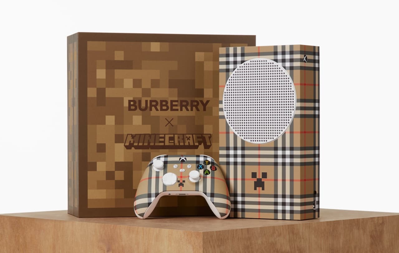 Burberry и Minecraft разработали специальный дизайн приставки Xbox Burberry и Minecraft разработали специальный дизайн приставки Xbox