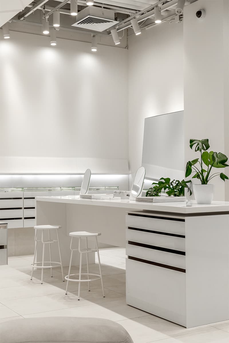 Белоснежный интерьер для модного магазина украшений – проект бюро Синица и Насти Колчиной