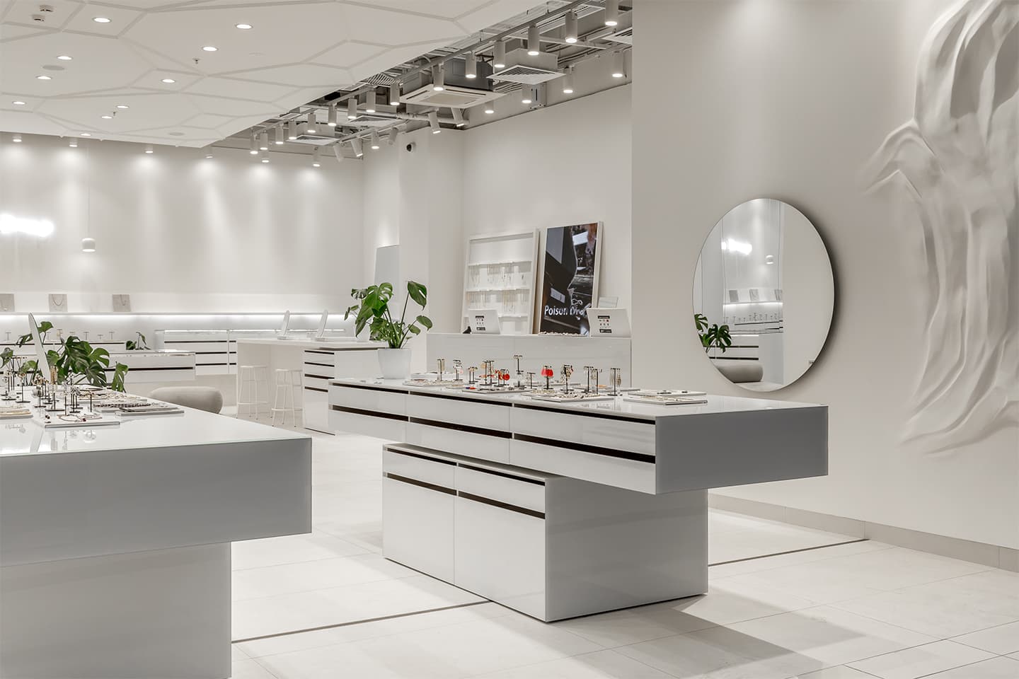 Белоснежный интерьер для модного магазина украшений – проект бюро Синица и Насти Колчиной