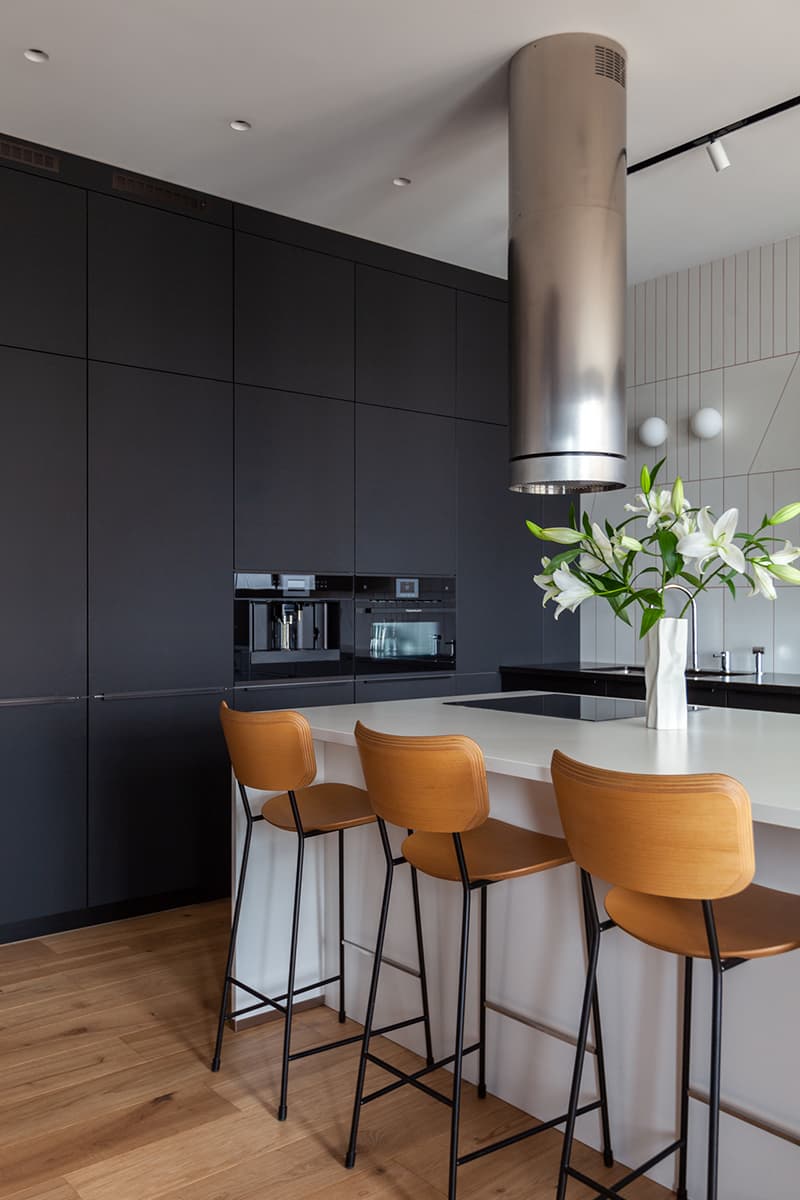 Интерьер семейной квартиры с необычными сценариями движения – проект бюро Snegiri Architects