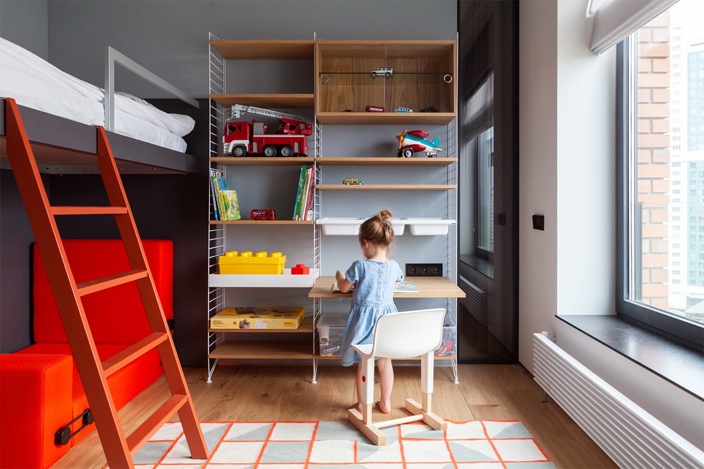 Интерьер семейной квартиры с необычными сценариями движения – проект бюро Snegiri Architects