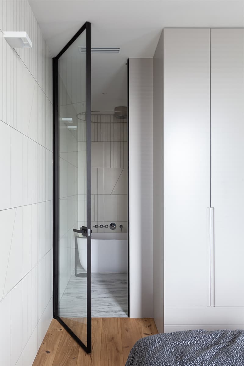 Интерьер семейной квартиры с необычными сценариями движения – проект бюро Snegiri Architects