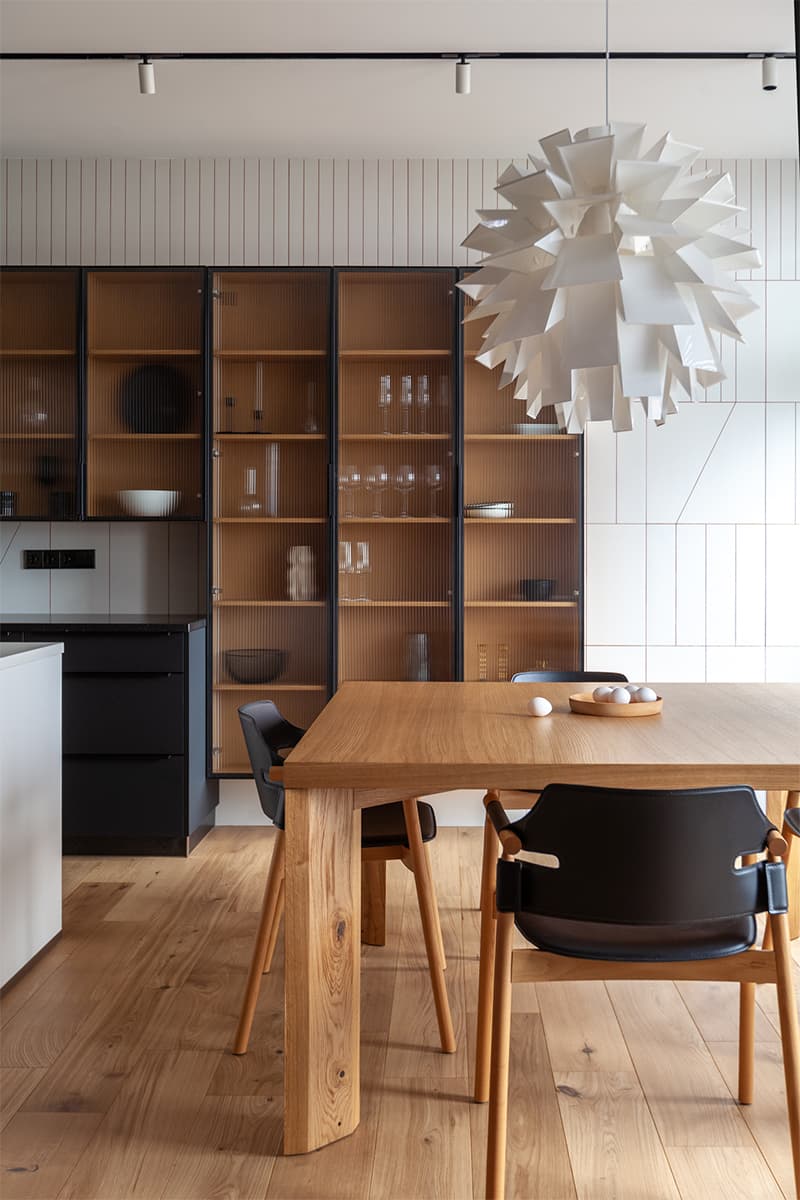 Интерьер семейной квартиры с необычными сценариями движения – проект бюро Snegiri Architects