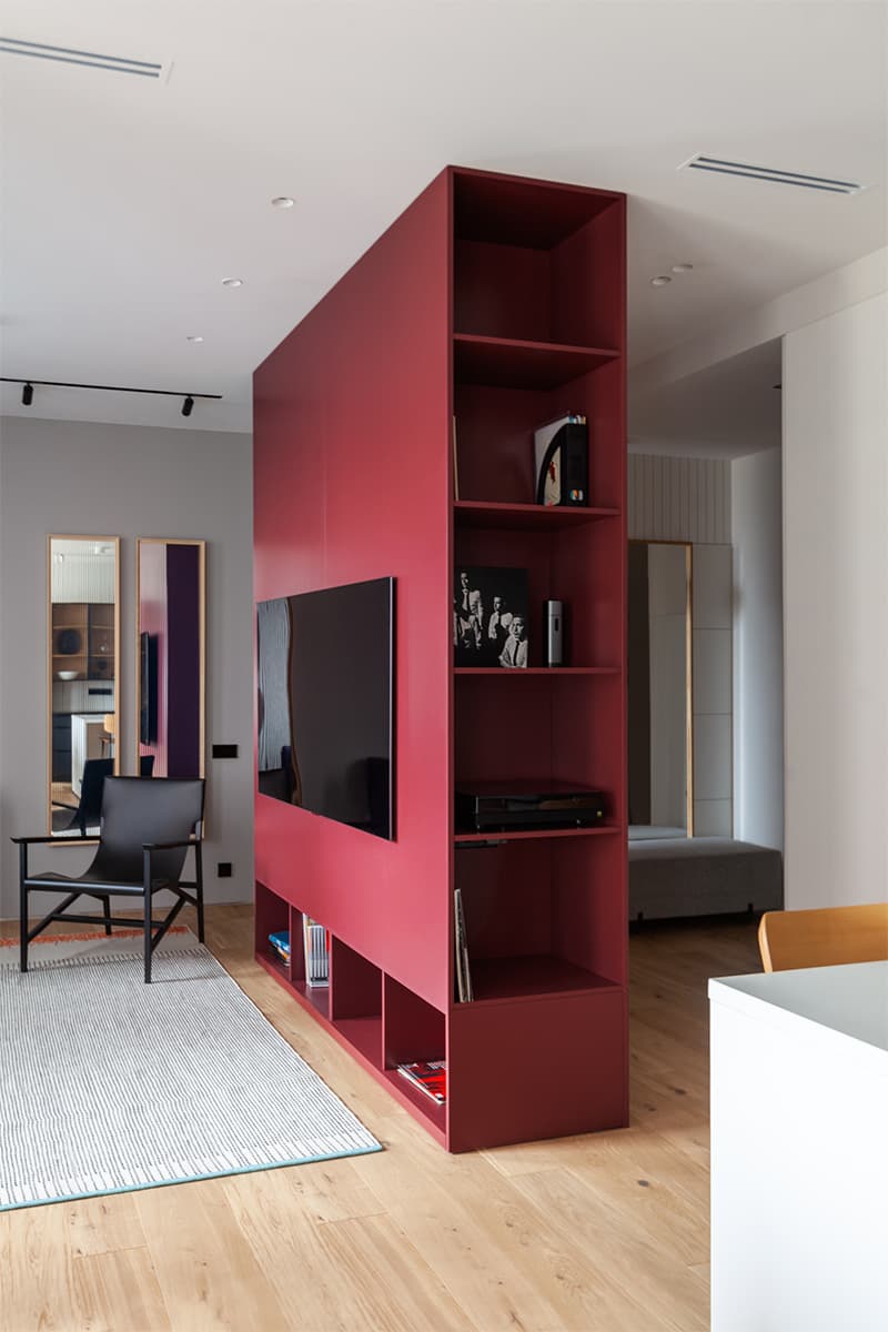 Интерьер семейной квартиры с необычными сценариями движения – проект бюро Snegiri Architects