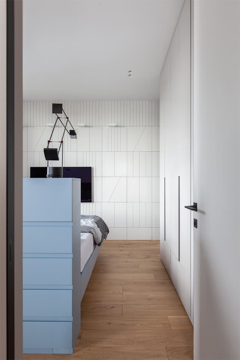 Интерьер семейной квартиры с необычными сценариями движения – проект бюро Snegiri Architects