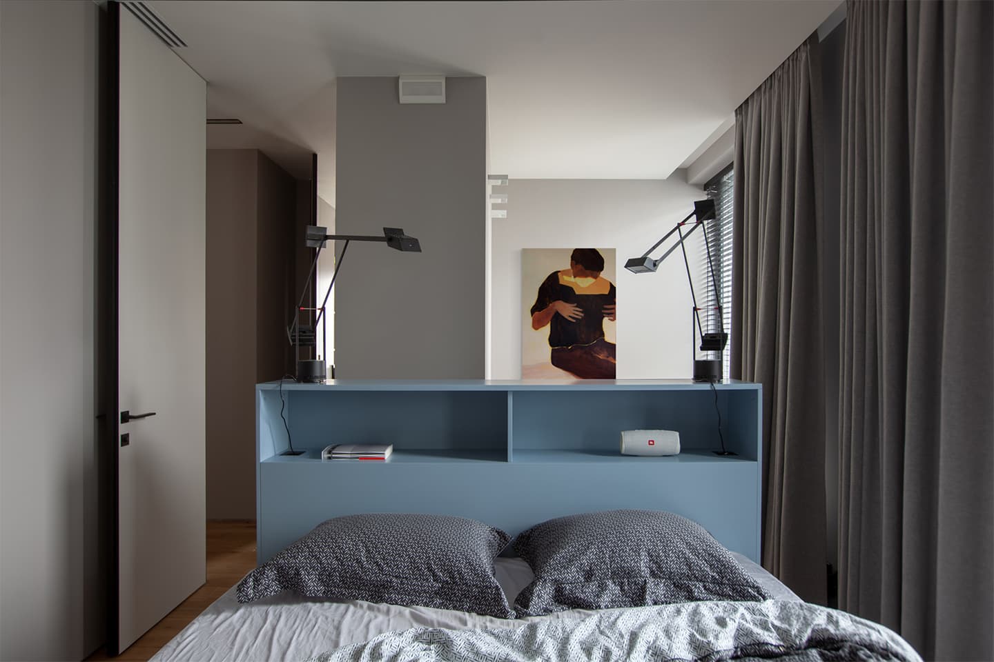 Интерьер семейной квартиры с необычными сценариями движения – проект бюро Snegiri Architects