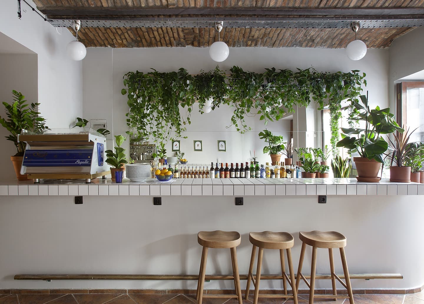 По-домашнему уютный интерьер кафе в Белграде – проект FREYA Architects