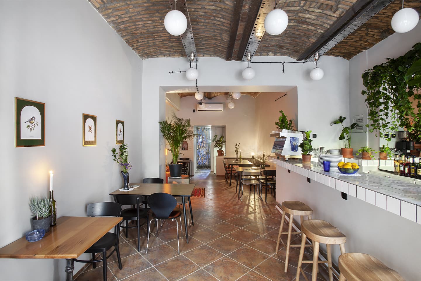 По-домашнему уютный интерьер кафе в Белграде – проект FREYA Architects