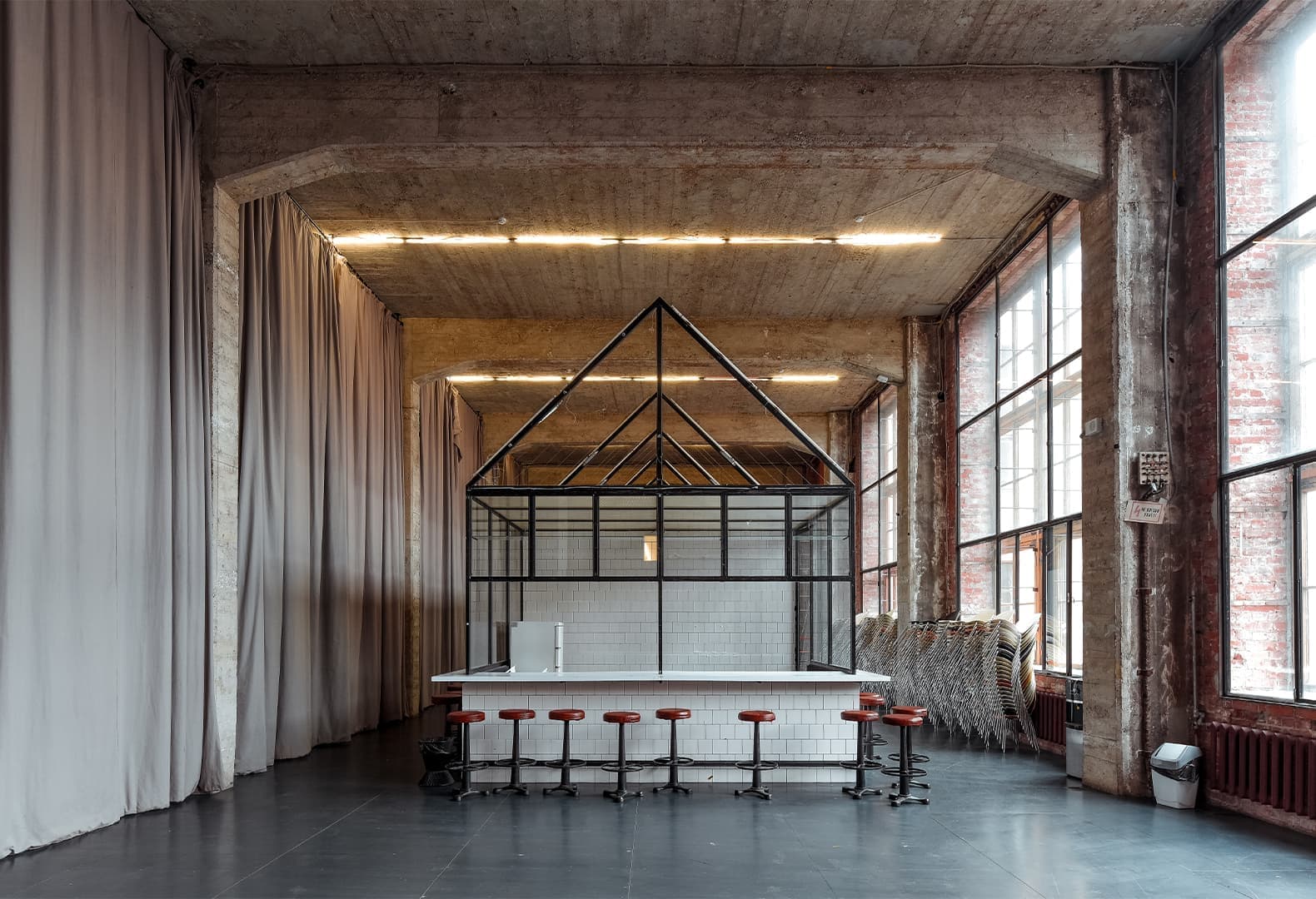 Конструктивные элементы и глобус — одна из главных деталей здания Центрального телеграфа в Москве