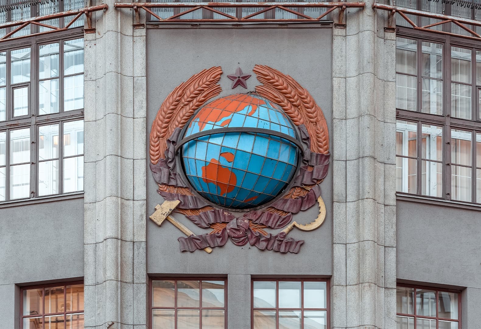 Конструктивные элементы и глобус — одна из главных деталей здания Центрального телеграфа в Москве