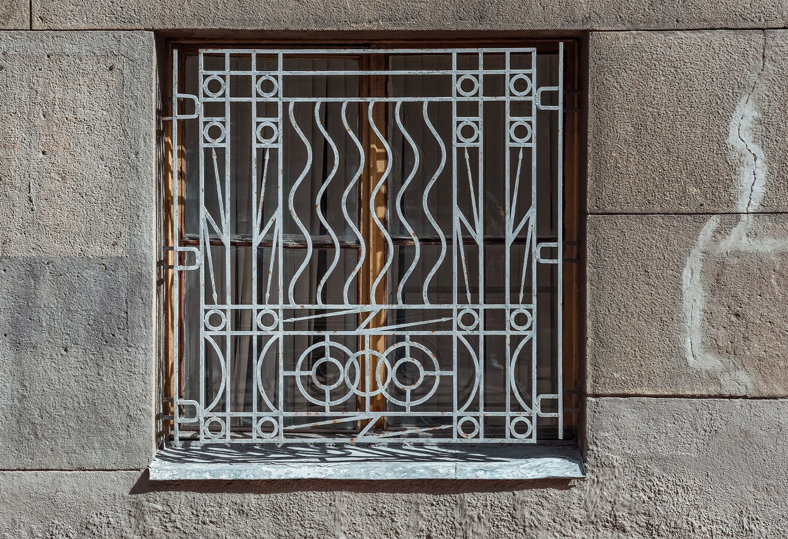 Декоративные решетки и часы здания Центрального телеграфа в Москве