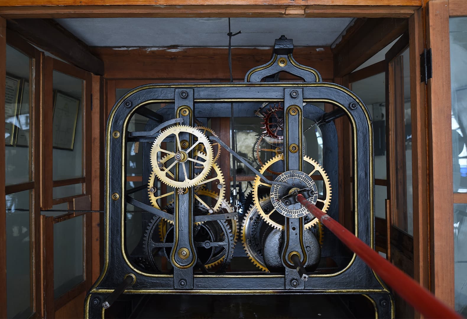 Декоративные решетки и часы здания Центрального телеграфа в Москве