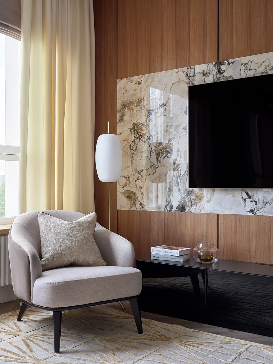 Нарядный интерьер с мраморными и латунными акцентами – проект I+E Spaces Studio