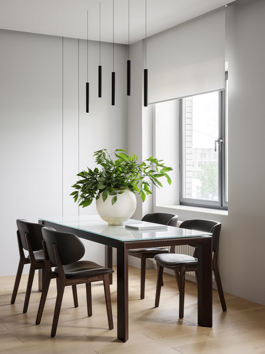 Контрастный интерьер с архитектурным зонированием для любителей путешествий – проект студии A&ES